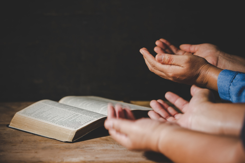 lendo-a-bíblia-sagrada-cristão-cristo O que a Bíblia fala sobre adultério?