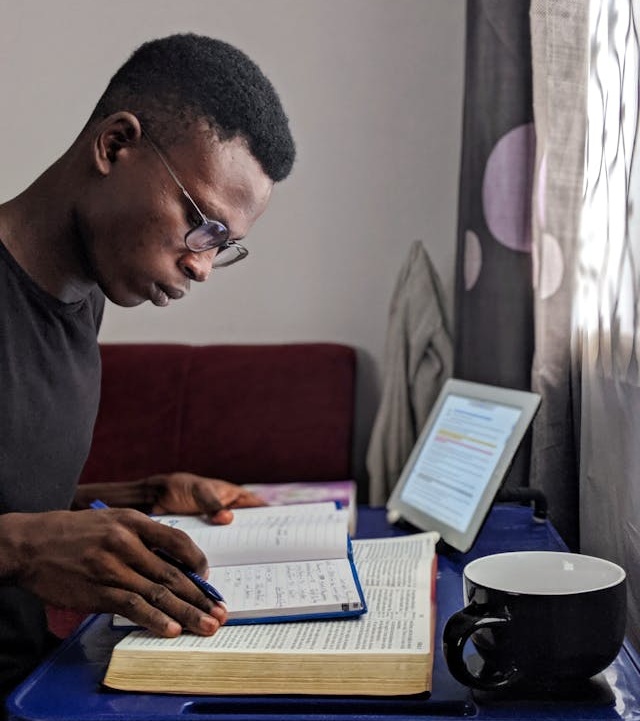 homem estudando a biblia sagrada