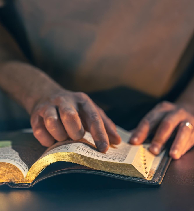 homem lendo a Bíblia Sagrada Qual o maior livro da Bíblia?
